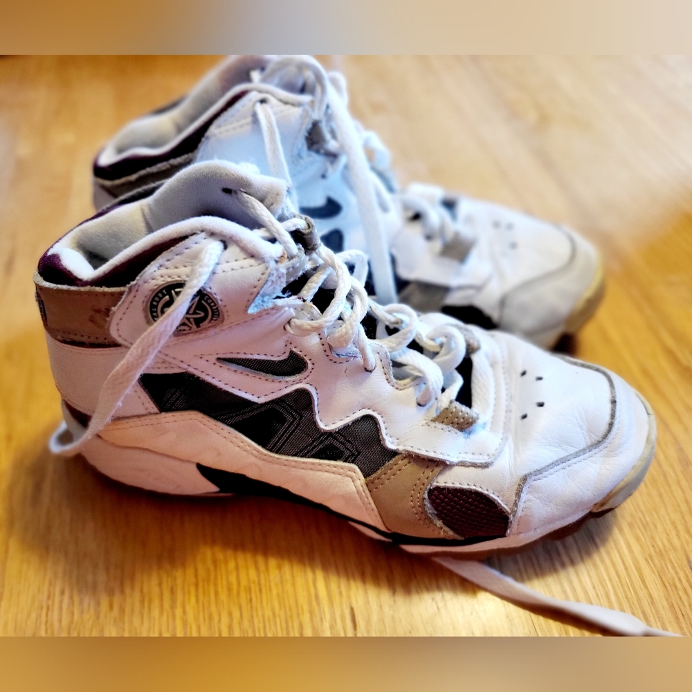 Women's Nike hightop Sneakers. Size 7